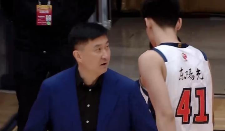 开云体育-辽宁新外援首秀14分4抢断，表现出色；广东队排名持续下滑
