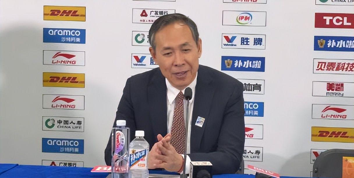 CBA再现奇葩剧情！外援被换下发飙怒骂主教练，麦基不满加入战局