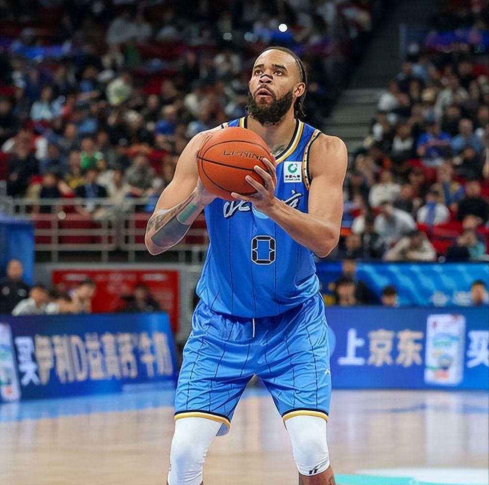 CBA再现奇葩剧情！外援被换下发飙怒骂主教练，麦基不满加入战局